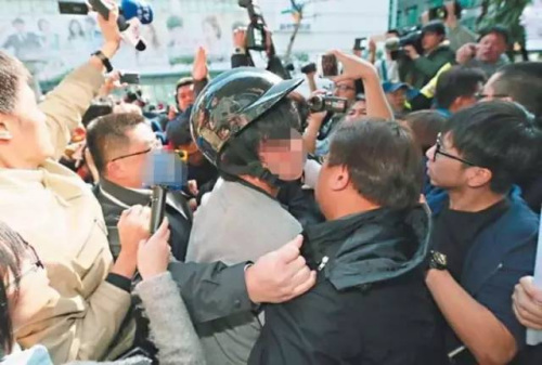 民众愤怒追打嫌犯