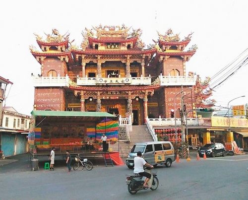 寺庙工作人员当警察面鞭打小偷?网友热议(图)