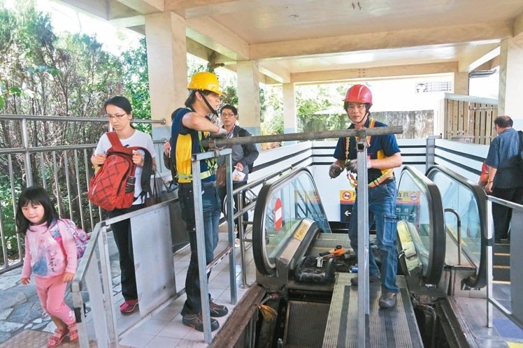 台铁电扶梯4天致14伤 民众讽:“电梯瘟”遍布全台 台铁电扶梯4天致14伤 民众讽:“电梯瘟”遍布全台