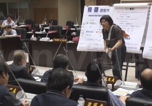 苗县议员质询再出新招 扮伍佰表演歌唱秀(图) 苗县议员质询再出新招 扮伍佰表演歌唱秀(图)