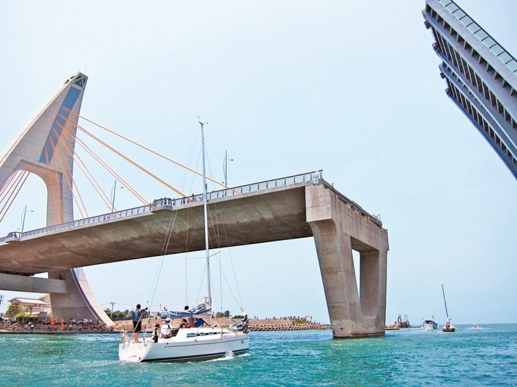 台鹏湾跨海大桥造价21亿 “开桥秀”四个月故障两次 台鹏湾跨海大桥造价21亿 “开桥秀”四个月故障两次