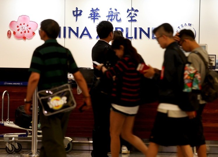 台湾华航空服员取得罢工权 预计暑假举行罢工
