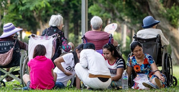 台湾人口老化问题严重,许多家庭都仰赖外籍看护来照顾家中失能的长者。(图片来源:台湾《联合报》) 台湾人口老化问题严重,许多家庭都仰赖外籍看护来照顾家中失能的长者。(图片来源:台湾《联合报》)