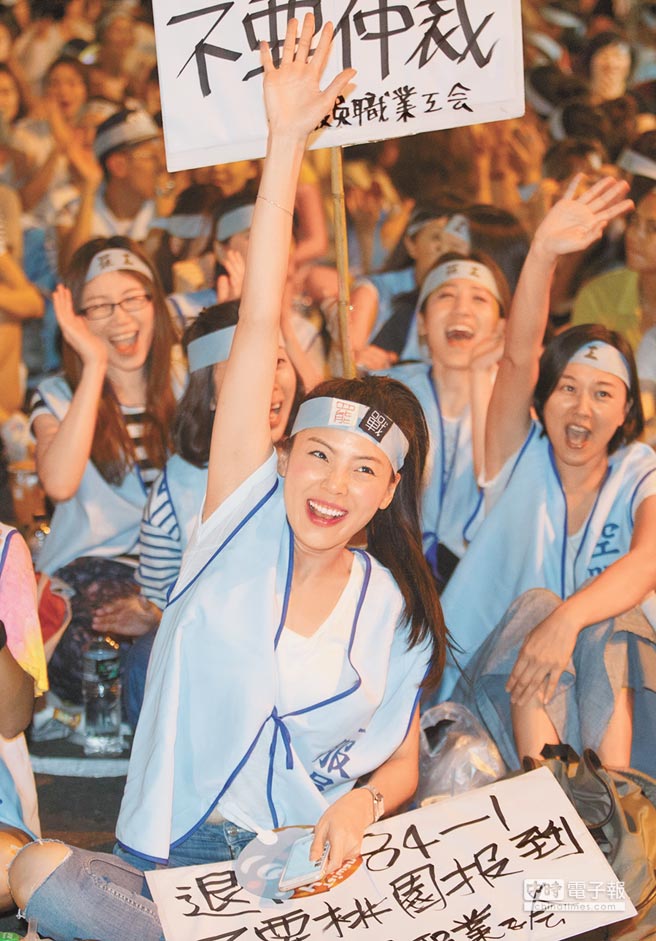 台湾航空史上首次大罢工,67个航班停飞2万人受影响。(图片来源:台湾《中国时报》) 台湾航空史上首次大罢工,67个航班停飞2万人受影响。(图片来源:台湾《中国时报》)