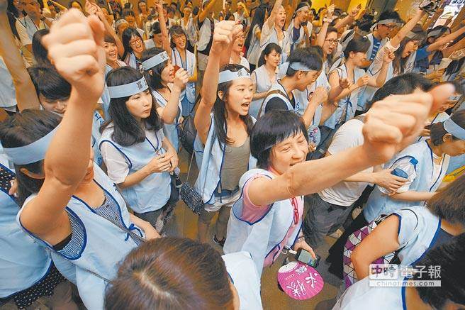空服员们在华航台北总公司前高喊“空服员罢工，一定成功”