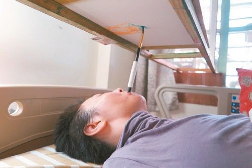 林婷婷车祸后颈部以下瘫痪,又因尾椎骨裂伤,只能躺着作画。台湾《联合报》记者林孟洁/摄影