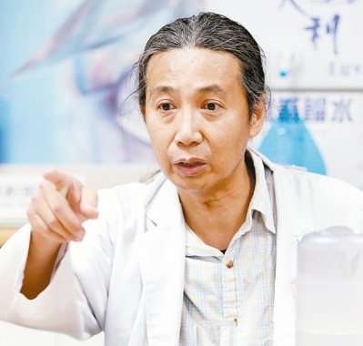 台湾一医师因不满“健保”核删 绝食抗议 台湾一医师因不满“健保”核删 绝食抗议