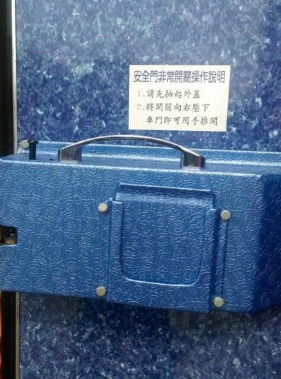 台湾“火烧车”同型车司机不解:安全门为何没开?