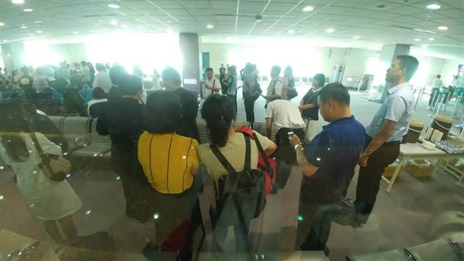 49位罹难大陆游客家属抵台 神情哀伤不发一语 49位罹难大陆游客家属抵台 神情哀伤不发一语