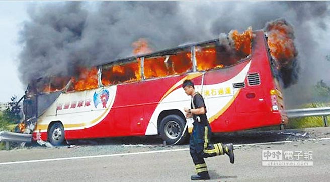 台湾游览车起火现场惊见5瓶汽油 案情升高(图) 台湾游览车起火现场惊见5瓶汽油 案情升高(图)