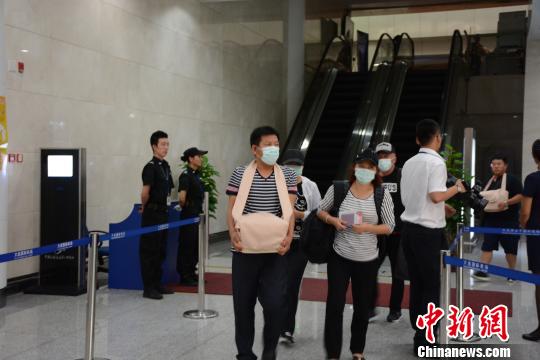 台游览车事故亡者家属携骨灰返大连家属相拥而泣