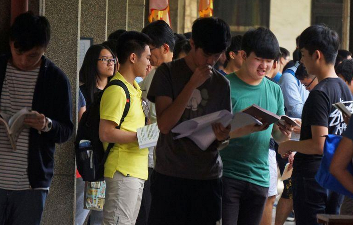 台湾少子化危机发酵 6所高校缺额超5成创新高 台湾少子化危机发酵 6所高校缺额超5成创新高