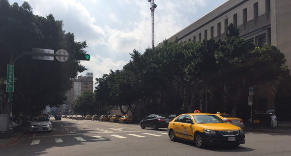 台湾出租车再度包围行政院抗议Uber载客