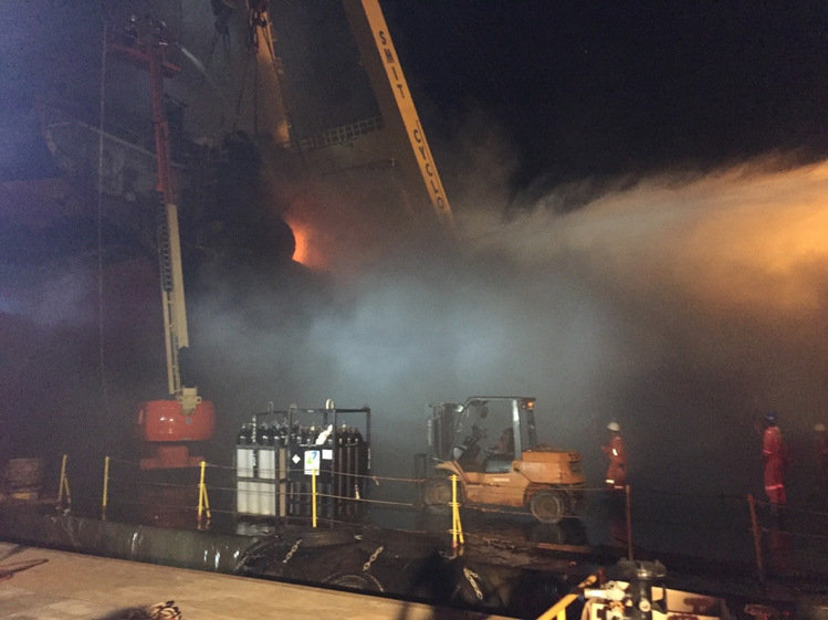 台船基隆厂晚间大火,疑拆卸旧船不慎酿灾。(图片来源:台湾《联合报》) 台船基隆厂晚间大火,疑拆卸旧船不慎酿灾。(图片来源:台湾《联合报》)