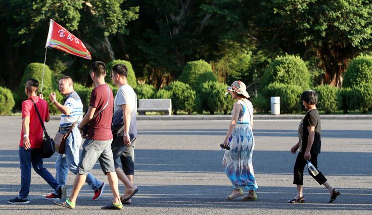 陆客赴台人数锐减,对旅游业界造成冲击,图为导游手持“宝岛台湾”旗帜,带领陆客参观台北中山纪念馆 陆客赴台人数锐减,对旅游业界造成冲击,图为导游手持“宝岛台湾”旗帜,带领陆客参观台北中山纪念馆