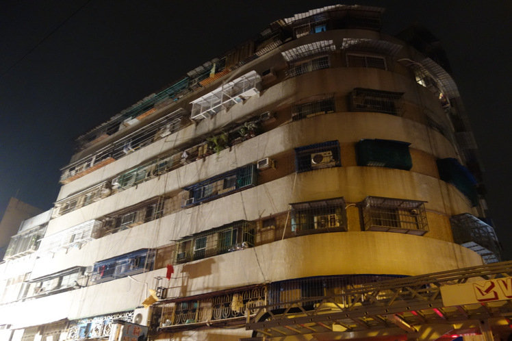 高雄一大楼凌晨突发大火 上百住户惊逃17人送医 高雄一大楼凌晨突发大火 上百住户惊逃17人送医