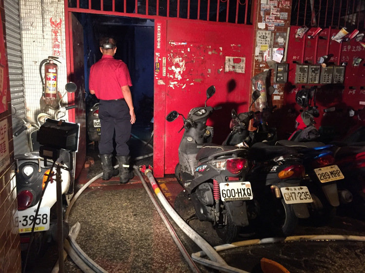 高雄一大楼凌晨突发大火 上百住户惊逃17人送医 高雄一大楼凌晨突发大火 上百住户惊逃17人送医