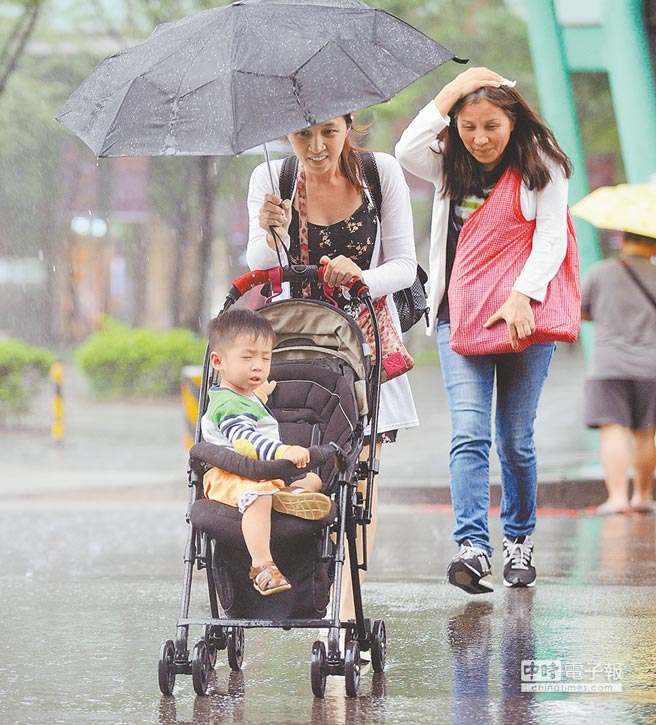轻台风莫兰蒂恐中秋袭台 台湾民众或无法赏月 轻台风莫兰蒂恐中秋袭台 台湾民众或无法赏月