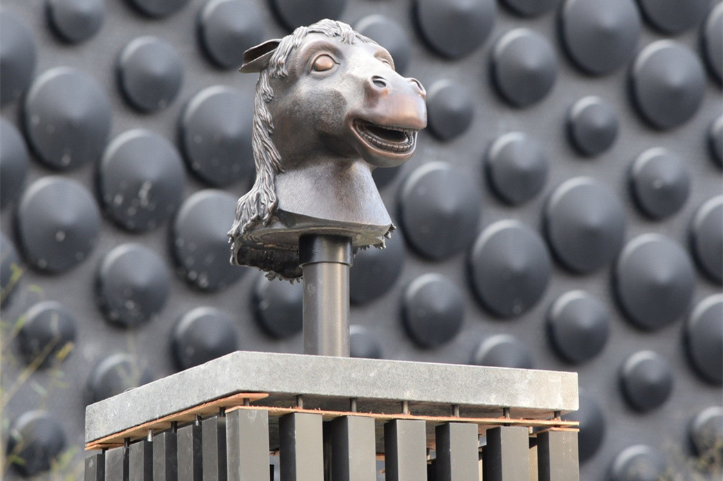 台北故宫将拆除成龙所捐12兽首复制品 成龙回应 台北故宫将拆除成龙所捐12兽首复制品 成龙回应