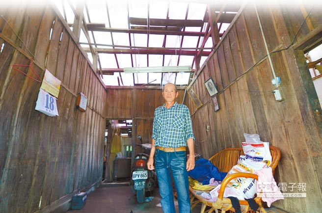 台东一民众家中,屋顶早已被台风吹掀,至今仍用帆布绑着 台东一民众家中,屋顶早已被台风吹掀,至今仍用帆布绑着