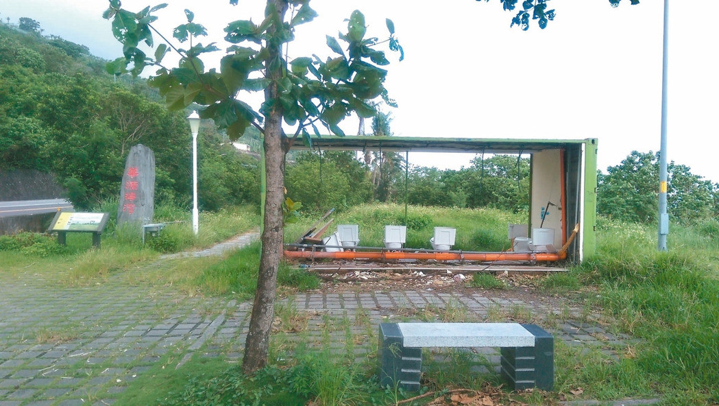 太麻里“华源海湾”公厕,遭台风吹坏,没了门面及隔板,透视空间成了另类特色 太麻里“华源海湾”公厕,遭台风吹坏,没了门面及隔板,透视空间成了另类特色