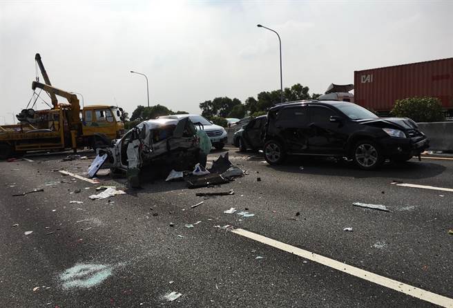 台湾高速公路发生9车连环撞事故 十多人送医(图) 台湾高速公路发生9车连环撞事故 十多人送医(图)