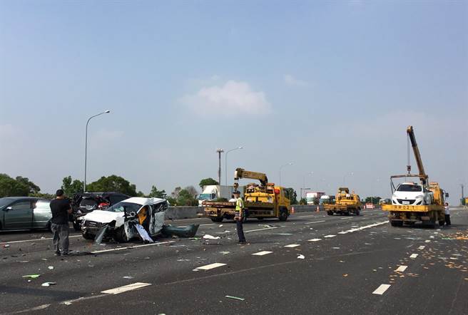 台湾高速公路发生9车连环撞事故 十多人送医(图) 台湾高速公路发生9车连环撞事故 十多人送医(图)