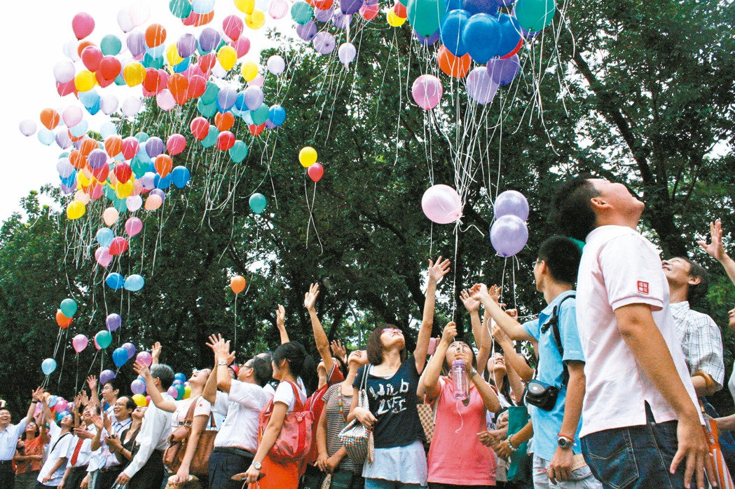 两岸年轻人赴对岸交流后,能否增加好印象,备受关切。图为两岸学生一起放飞气球,放飞梦想 两岸年轻人赴对岸交流后,能否增加好印象,备受关切。图为两岸学生一起放飞气球,放飞梦想