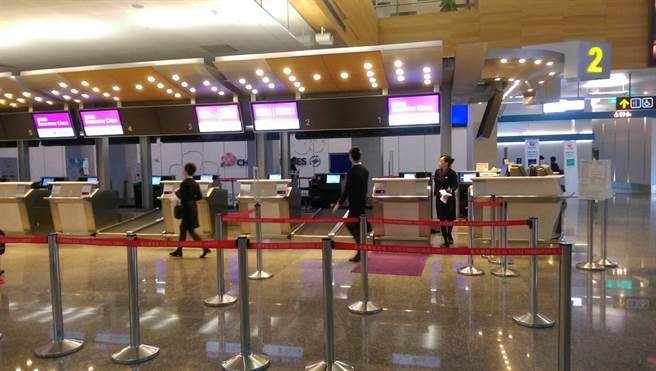 台湾复兴航空无预警停飞 旅客扑空气愤又无奈 台湾复兴航空无预警停飞 旅客扑空气愤又无奈