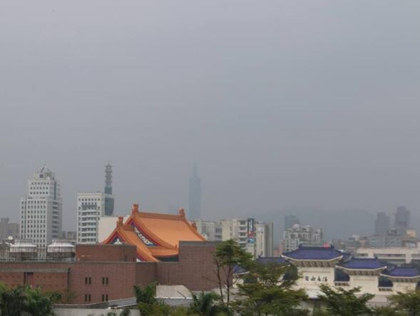 台北天空灰蒙蒙，101大楼凭空消失。（图片来源：台湾《联合报》）
