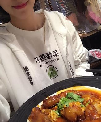 台湾正妹着“不要香菜”T恤吃饭 被店员无视 台湾正妹着“不要香菜”T恤吃饭 被店员无视