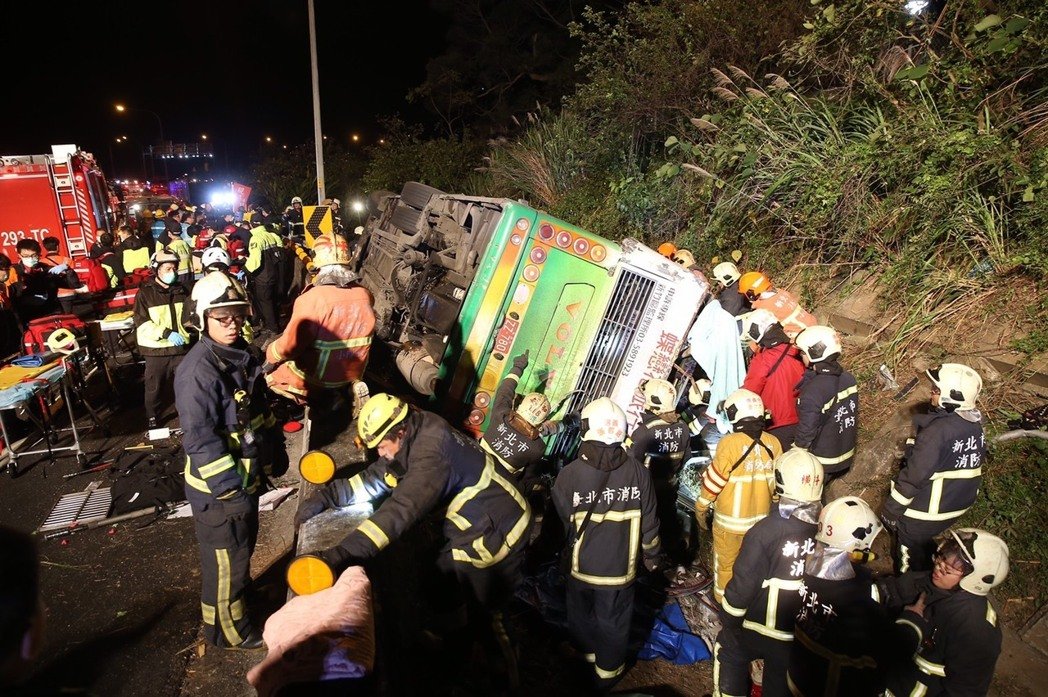 台湾“高速5号”公路13日晚发生游览车翻覆事故,34人死,10人轻重伤。) 台湾“高速5号”公路13日晚发生游览车翻覆事故,34人死,10人轻重伤。)