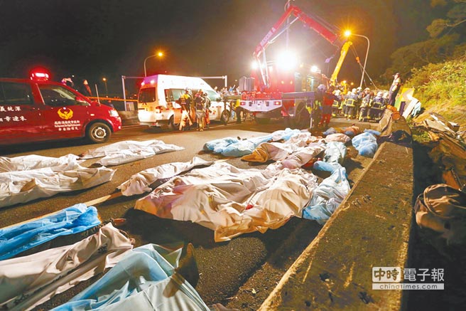 由于死亡人数过多,警消只能紧急将往生者遗体,暂时安置在车祸现场。(图片来自中时电子报 黄世麒摄) 由于死亡人数过多,警消只能紧急将往生者遗体,暂时安置在车祸现场。(图片来自中时电子报 黄世麒摄)