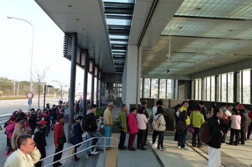 第1波号码牌发完,A21站还有不少民众等下一波发牌。(台湾《联合报》/郑国梁 摄)