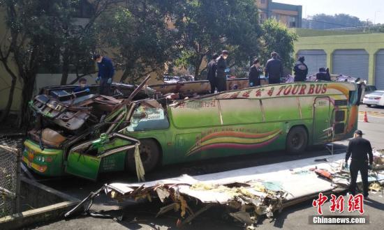 资料图:台湾高速公路局北区工程处木栅工务段院内,有关人员正在对游览车进行细致勘验。 <a target='_blank' href='http://www.chinanews.com/'><p align=