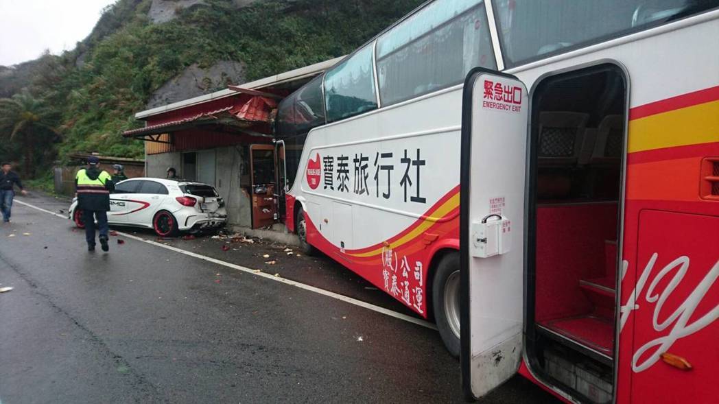 台湾一满载陆客游览车不明原因冲撞民宅 司机命危 台湾一满载陆客游览车不明原因冲撞民宅 司机命危