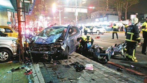 新北市新庄区中正路昨晚发生重大车祸,一辆休旅车撞向机车停等区,造成一死十二伤。 记者林昭彰/摄