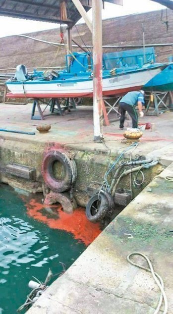 黄姓船主去年11月间,将剩余红漆倒进海里,事后被依法函送开罚3万元罚金。图/本报资料照片