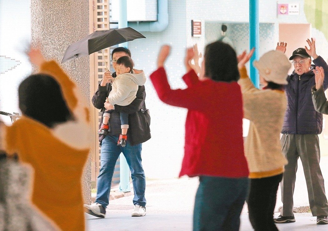 台湾地区老化指数破百 老年人口首度超过幼年人口 台湾地区老化指数破百 老年人口首度超过幼年人口