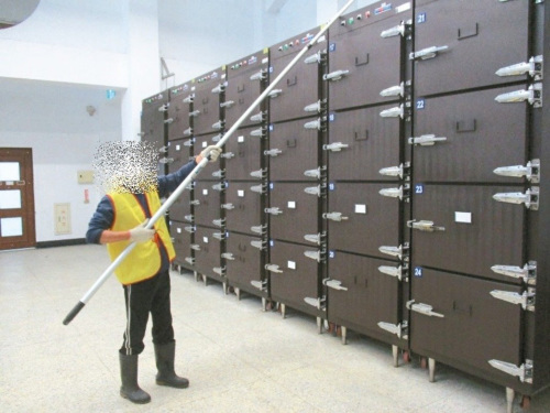 台东10名酒驾累犯前往市公所殡葬管理所,清洗大体冰柜、解剖台等周遭设备。来源:台湾《联合报》(台东地检署提供)