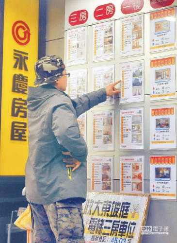 庶民经济回来,民众买房意愿也相对提升了起来,各房仲直营店也有不少民众出入查看售屋的广告。(图片来源:台湾“中时电子报”)