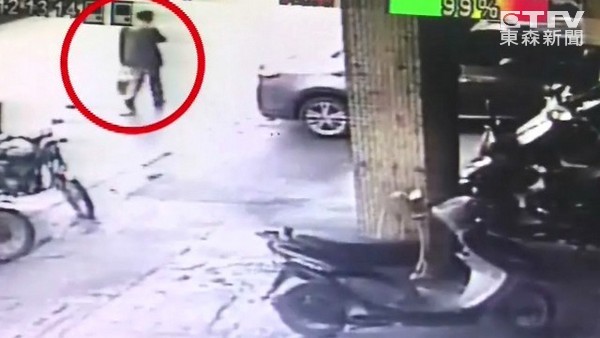 台湾25岁大学生因衣着问题发生争执开奔驰将父亲撞死 台湾25岁大学生因衣着问题发生争执开奔驰将父亲撞死