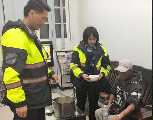 男子(右)因工厂倒闭而失业,皮夹又遗失,所幸在嘉义遇到警察帮他解围。来源:台湾“中央社”