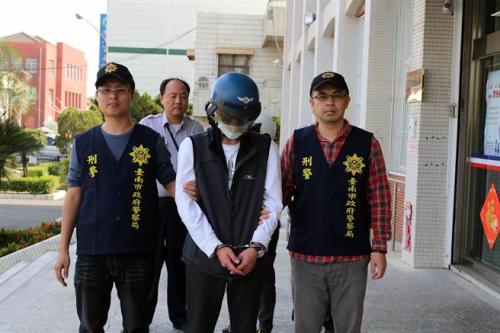 35岁的谢男原拥有良好的家世背景,但因染毒走上不归路,27日因缺钱买毒庆生,连抢两超市遭警方逮捕。图片来源:台湾中时电子报。摄影:万于甄