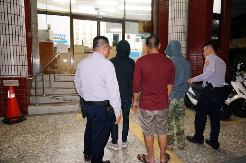 嘉义市阳明医院4月5日晚传出遭砸,警方出动快打部队,并调阅监视器以车追人,不到两小时带回六名嫌疑人。台湾《联合报》记者林伯骅/摄影