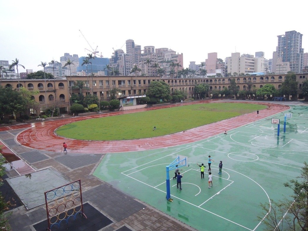 台湾昔日万人小学如今仅剩500人