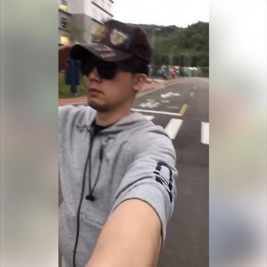 一名大陆男子闯入台“国防部”,边逛边直播。(图片来源:脸书)