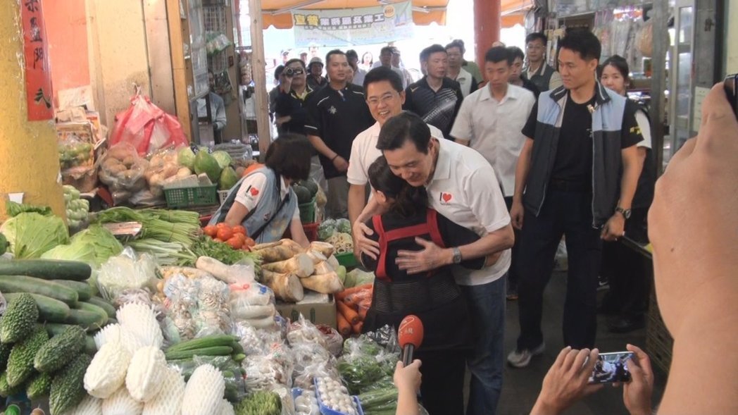 马英九菜市场豪买一万块 卖菜阿嬷比他更有名 马英九菜市场豪买一万块 卖菜阿嬷比他更有名