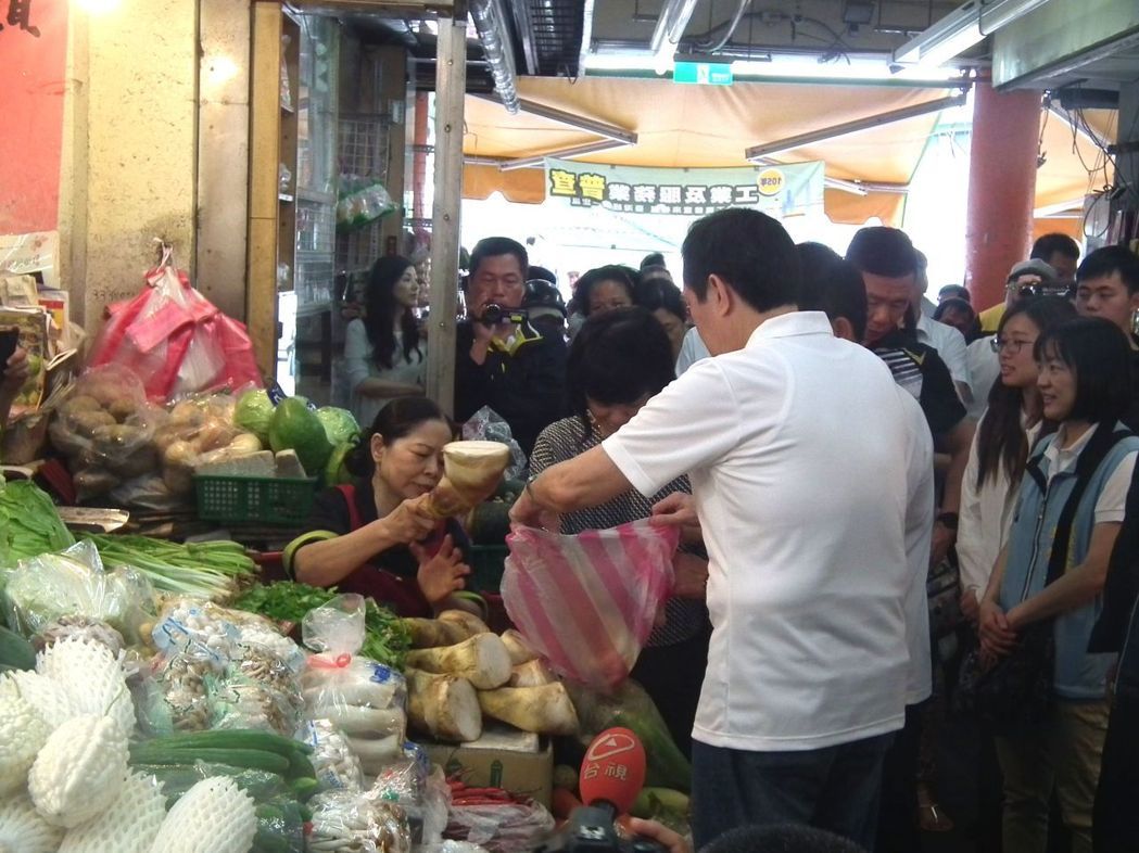 马英九菜市场豪买一万块 卖菜阿嬷比他更有名 马英九菜市场豪买一万块 卖菜阿嬷比他更有名