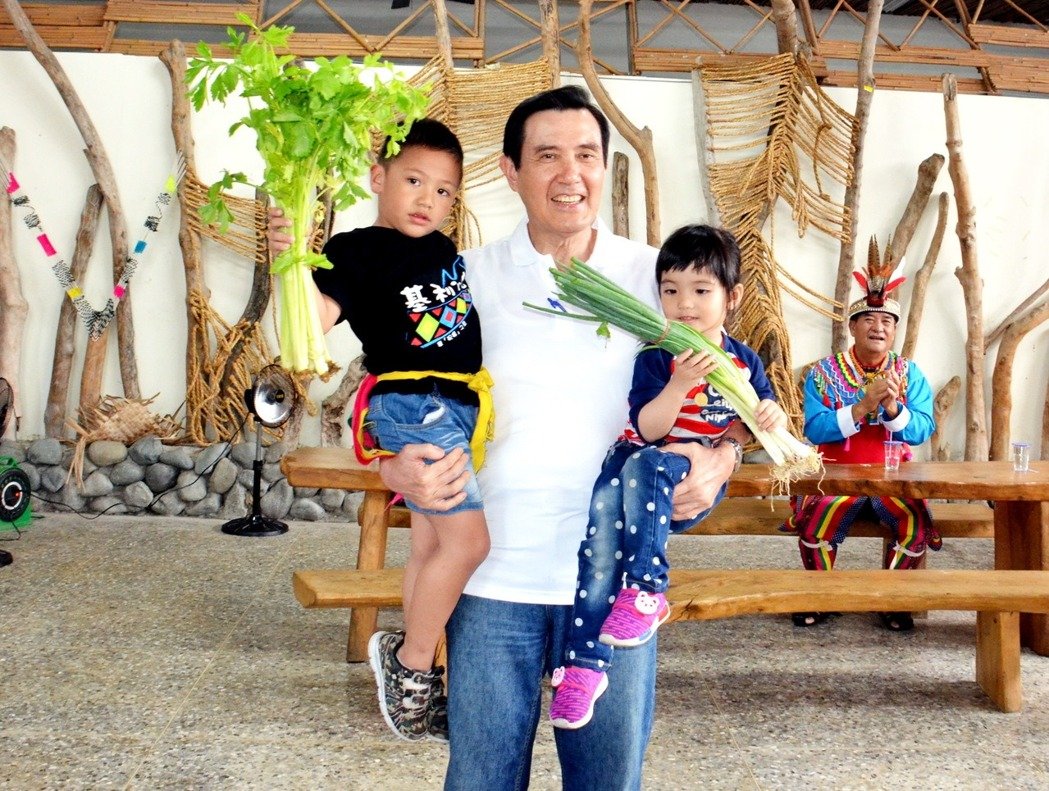 马英九菜市场豪买一万块 卖菜阿嬷比他更有名 马英九菜市场豪买一万块 卖菜阿嬷比他更有名